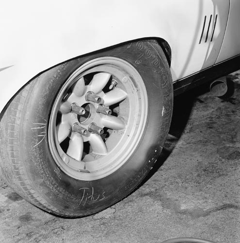 Attached picture 4794901-p137242_large+1969_pontiac_firebird+wheel_view.jpg