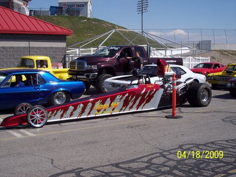 Attached picture 5439714-April2009newdragsterpaint.jpg