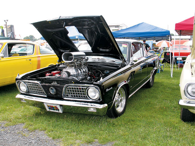 Attached picture 5525526-mopp_0611_03_z+carlisle_chrysler_nationals+supercharged_barracuda.jpg