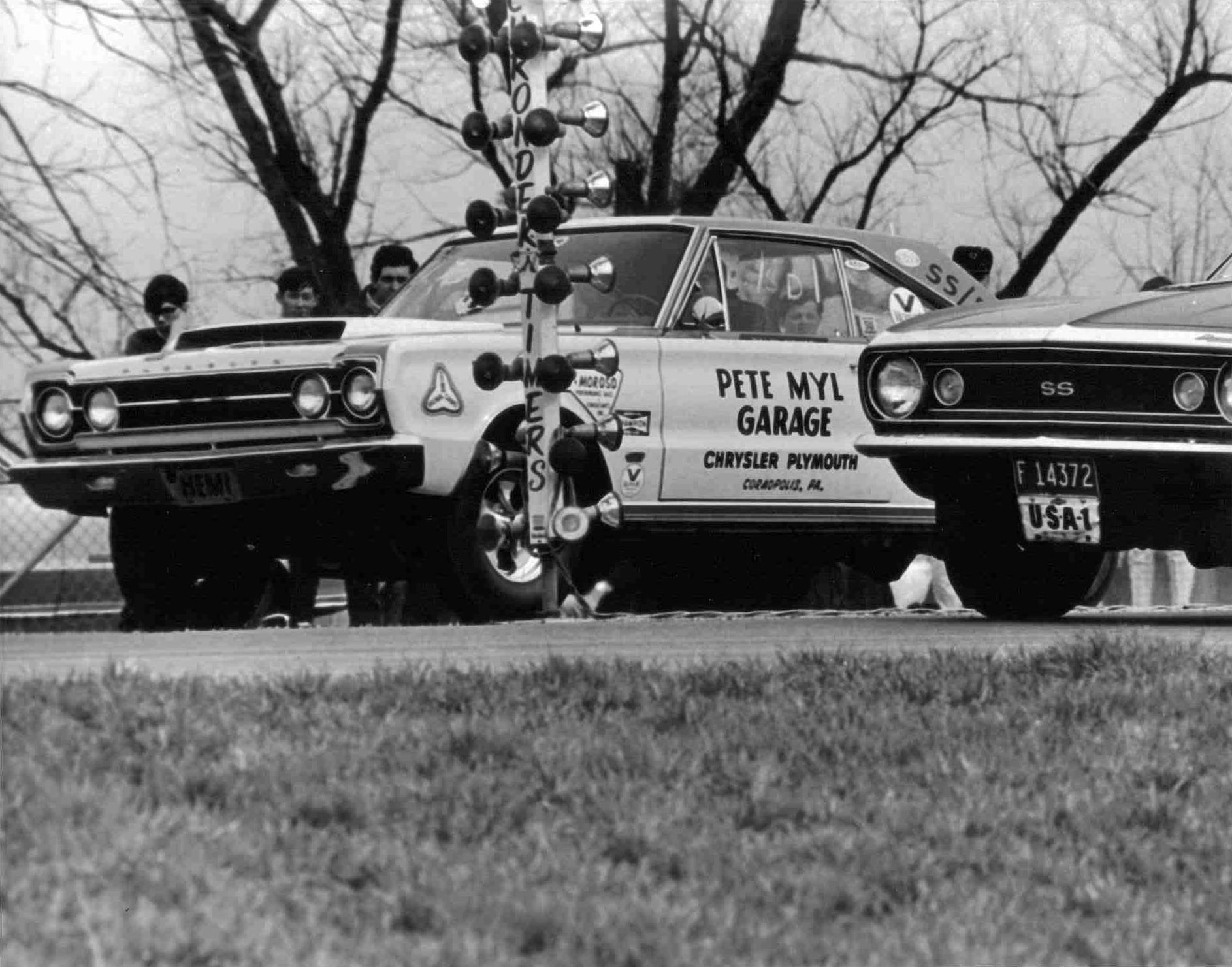 Attached picture 6454402-1967HemiGTXVintageRace.jpg