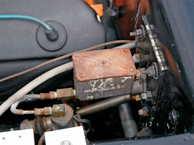 Attached picture 6487982-mopp_0610_03z+1971_dodge_challenger+master_cylinder.jpg