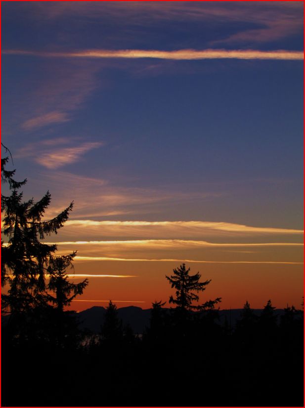 Attached picture 7443690-ContrailSunset-10-31-2012small.JPG