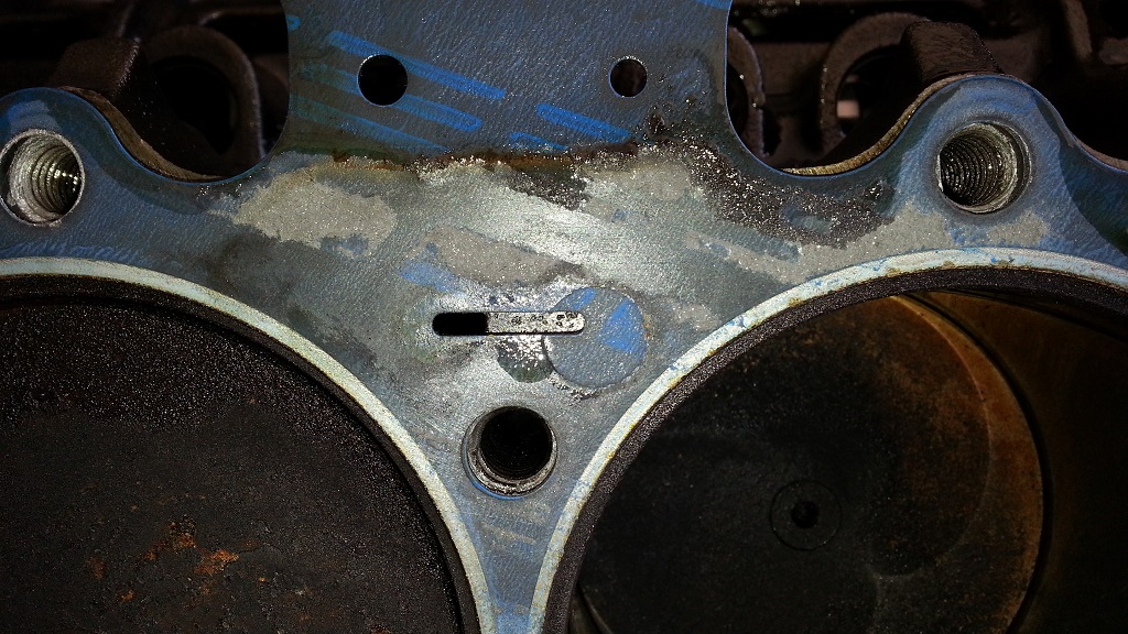 Attached picture 7838079-Headgasket-Waterport2small.jpg